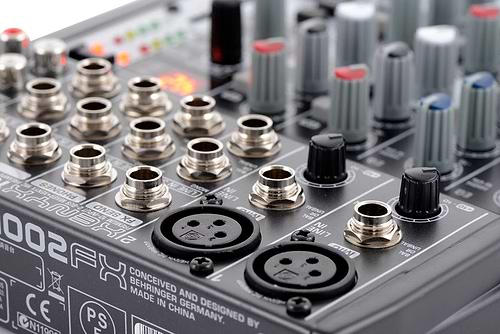 מיקסר קומפקטי Xenyx 1002FX של Behringer