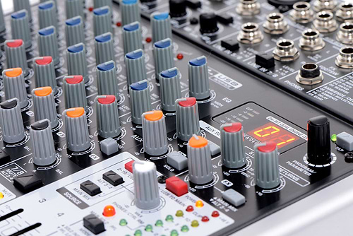 מיקסר קומפקטי Xenyx X1204USB של Behringer