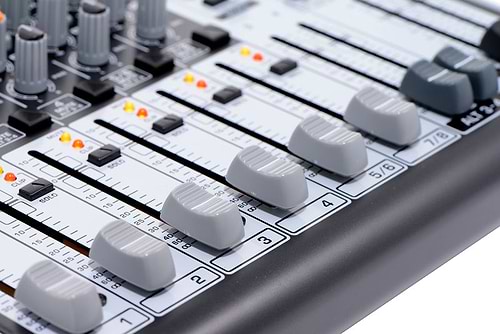 מיקסר קומפקטי Xenyx X1204USB של Behringer