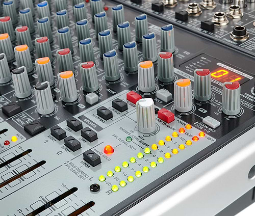 מיקסר קומפקטי Xenyx X1622USB של Behringer