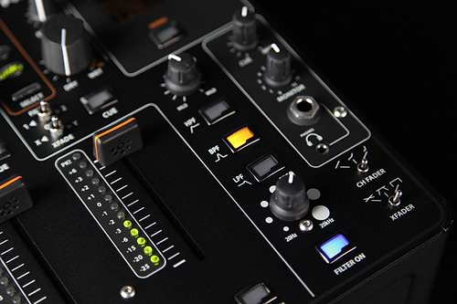 מיקסר DJ מקצועי XoneDB4 של Allen & Heath