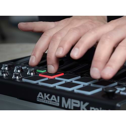  MPK Mini mkII Black Limited Edition מקלדת שליטה שחורה קומפקטית להפקה ולהופעות מבית AKAI
