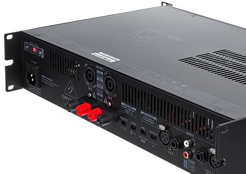מגבר עוצמתי KM750 עם תגובה משופרת של Behringer