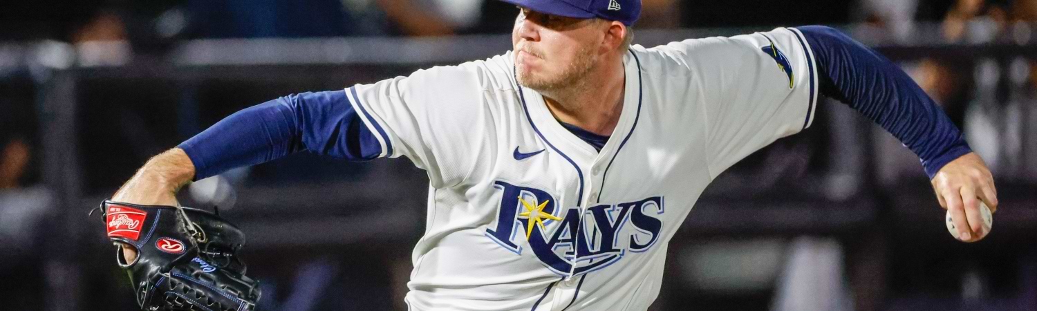 Jugador de Tampa Bay lanza pelota en partido de Beisbol