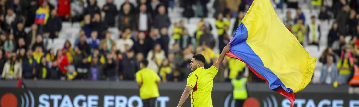 - Bandera Colombiana Ondeando en un campo de fútbol