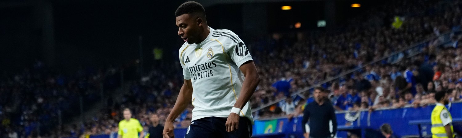 Kylian Mbappe del Real Madrid hace pase a delantero para rematar gol en partido contra el Oviedo