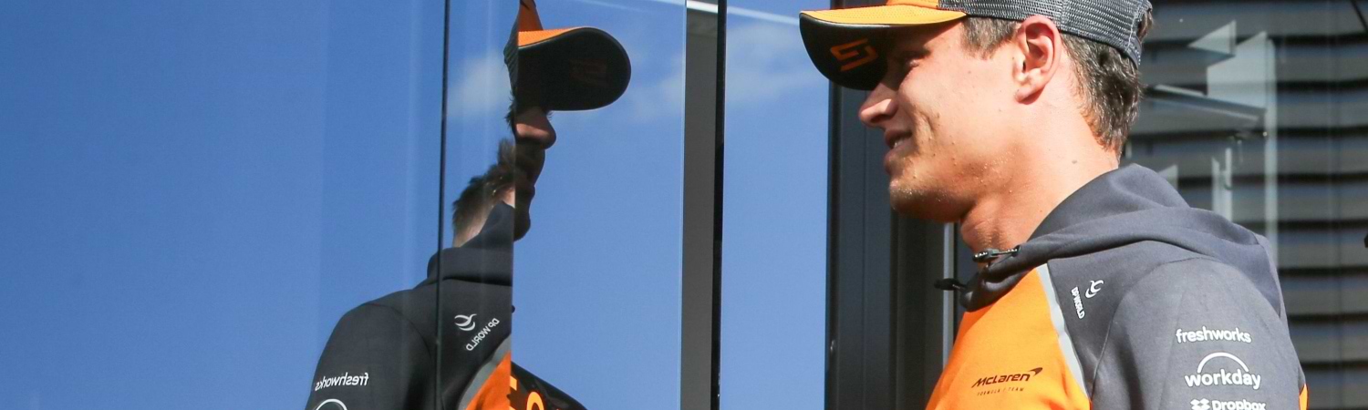 Landon Norris celebrando en el podio tras una victoria con McLaren en la Formula 1