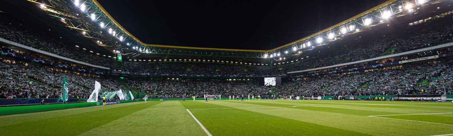Estadio de futbol de Colombia por la noche con luces