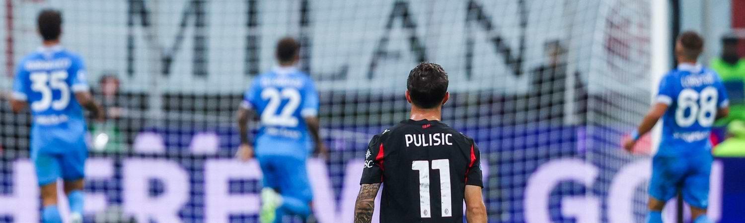 Jugadores de Napoli en la portería , Tiran hacia la meta mientras el portero contempla