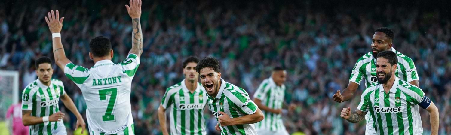 Partido del real betis , jugadores celebrando un gol