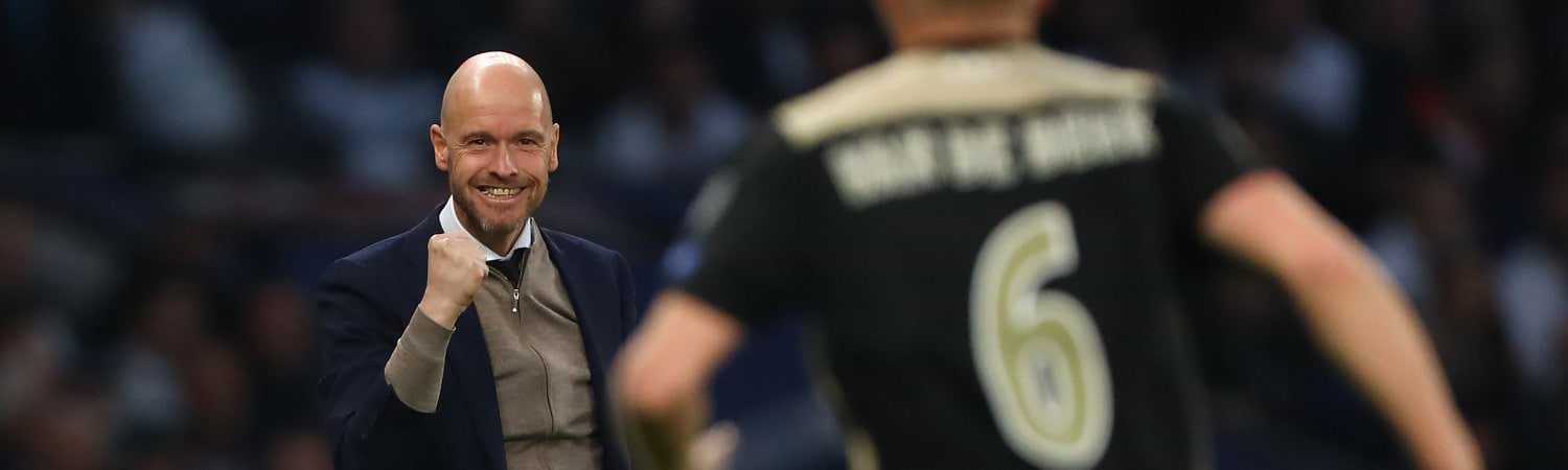 erik ten hag celebrando gol en un partido de Ajax junto a Donny van de Beek
