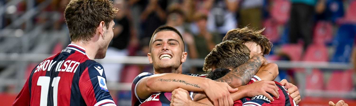 jugadores del bologna FC dandose un abrazo y cleebrando las jugadas tras un partido