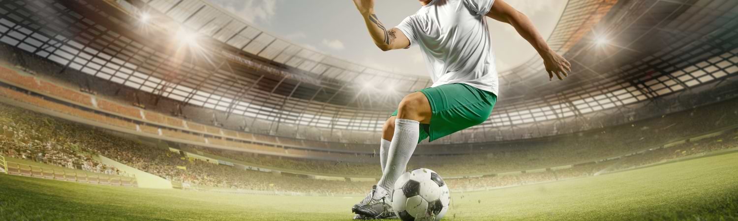 Atlético Nacional-Deportivo Cali_ Campo de futbol con jugador dominando el balon