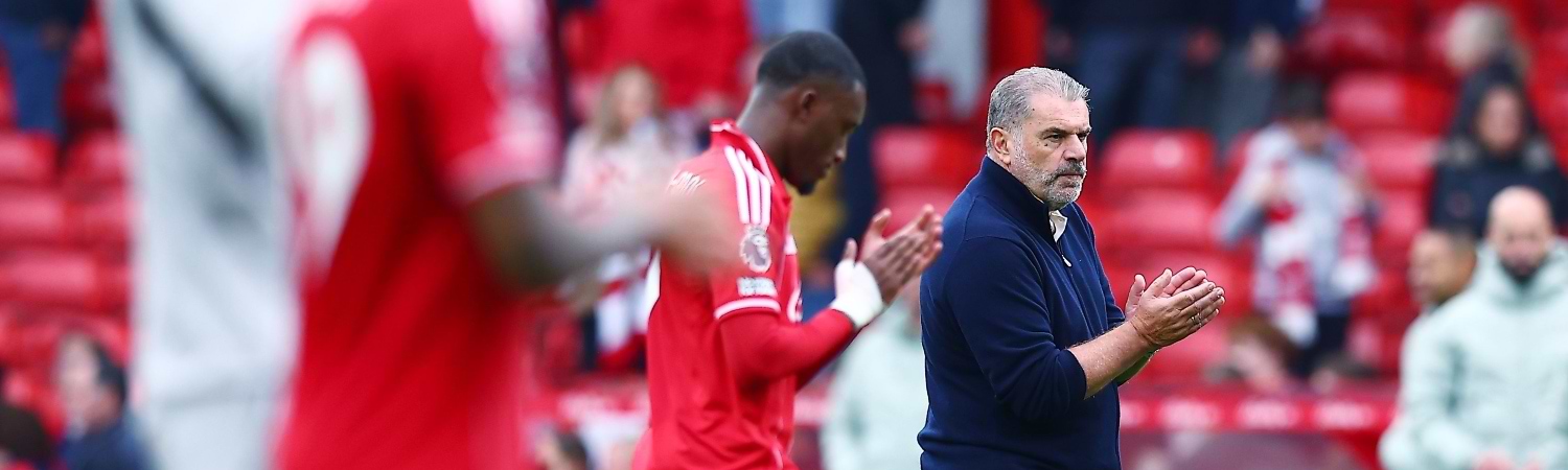 Entrenador del Nottingham Forest en el campo de fútbol dando ánimo al equipo