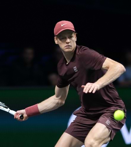Jannik Skinner tirando pelota tenis