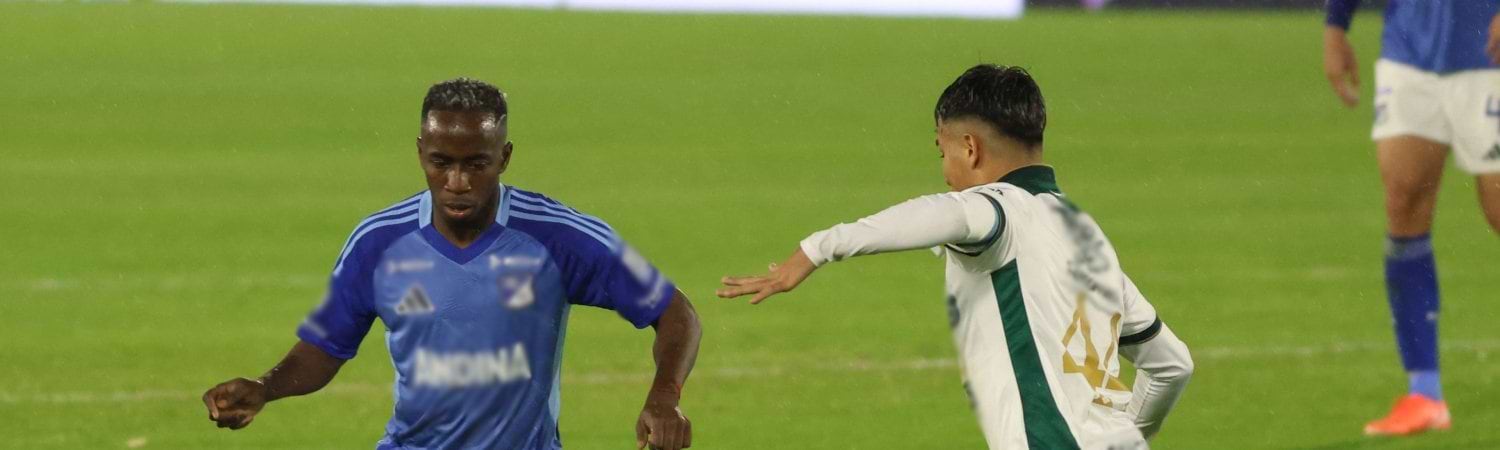 Millonarios América de Cali pase de balón para anotar en porteria