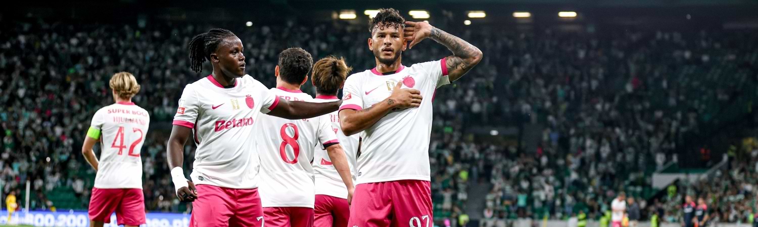 Sporting CP - Delantero Luis Suarez junto con otros jugadores del equipo en partido de fútbol