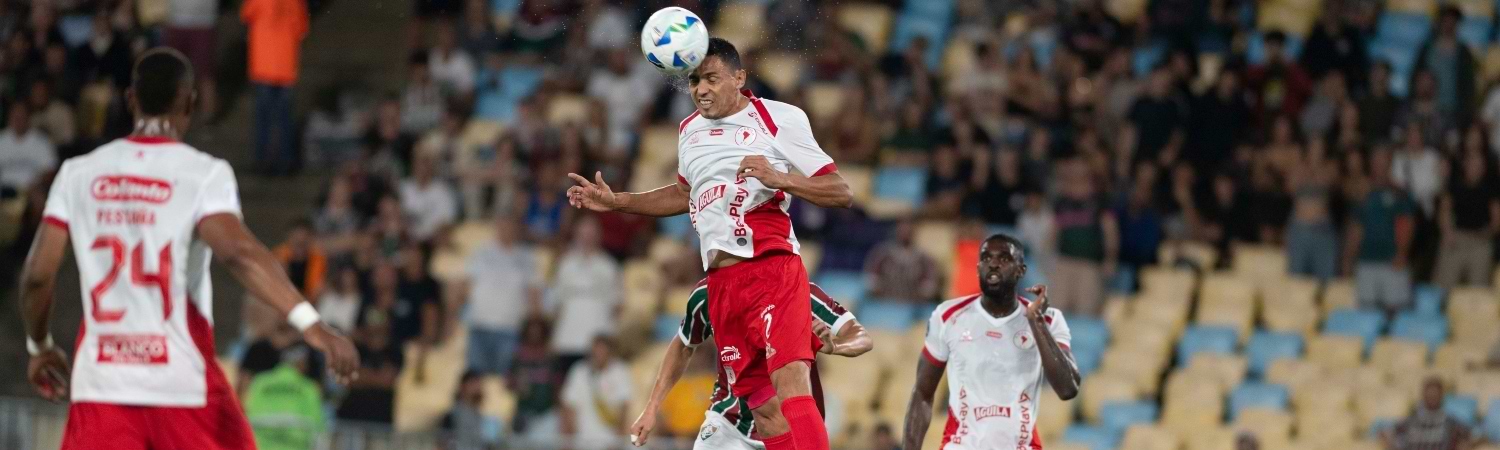 foto de 3 jugadores de America de Cali contra un jugador de Fluminense en un partido de futbol