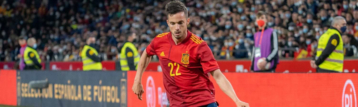 partido de españa, jugador con balón por la banda en partido