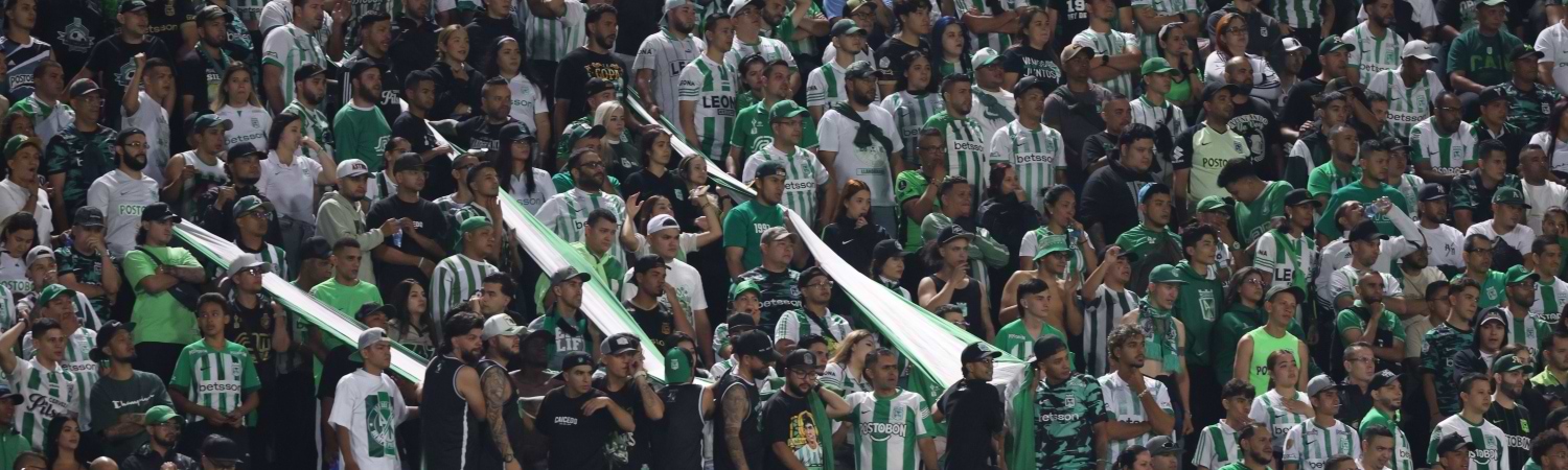 Fanáticos de Atlético Nacional en Partido apoyando al equipo