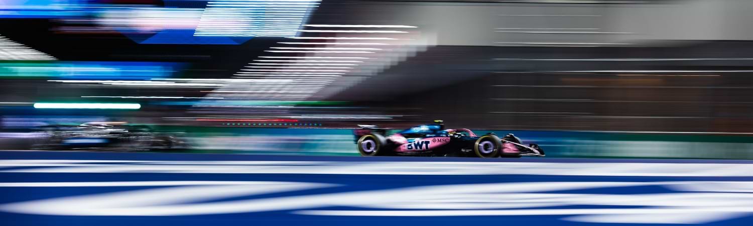 autos de F1 como alusión al Stake en apuestas deportivas