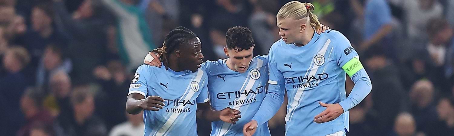 jugadores del manchester city en campo de futbol