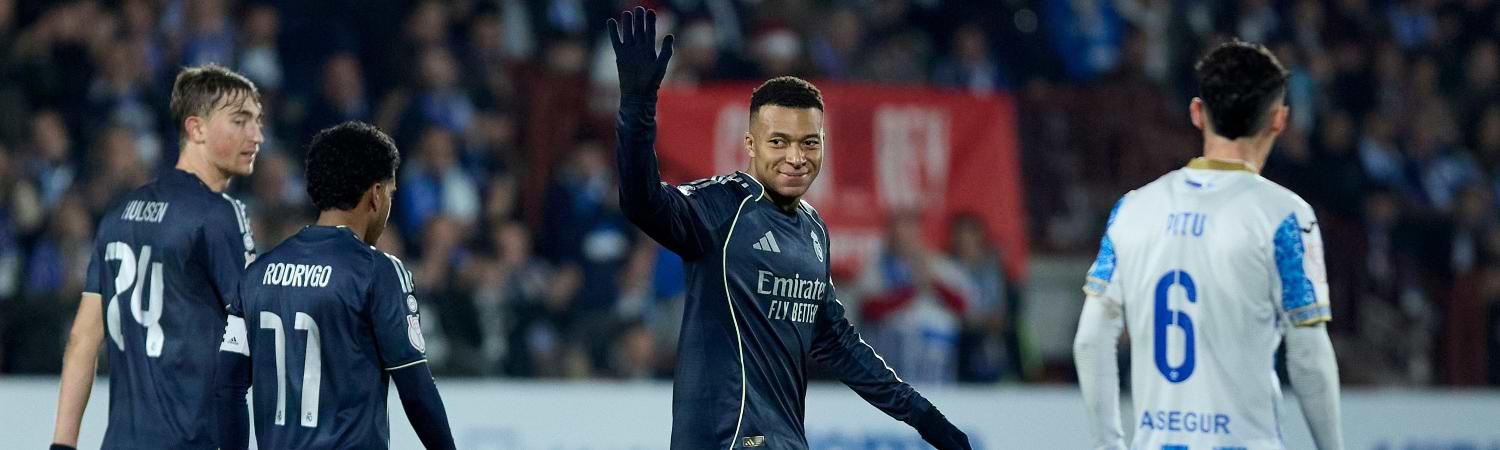 Mbappe saludando con su equipo Real Madrid FC tras un encuentro en partido con Talavera