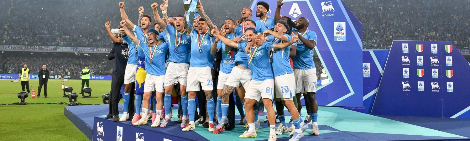 Napoles celebrando triunfo en el estado diego maradona