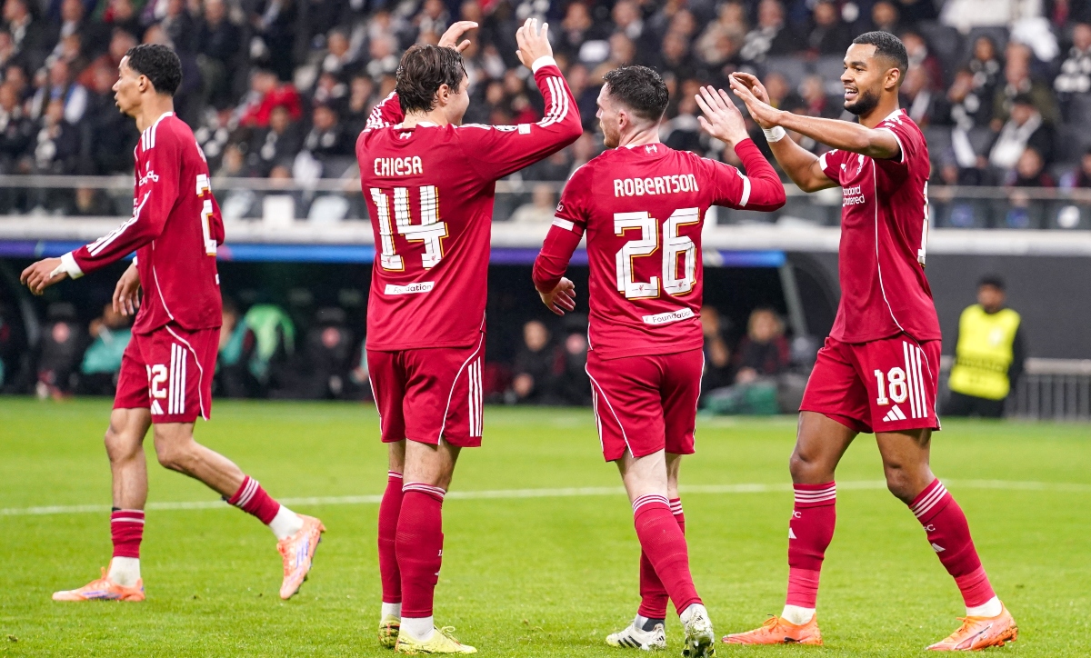 jugadores del liverpool en el campo