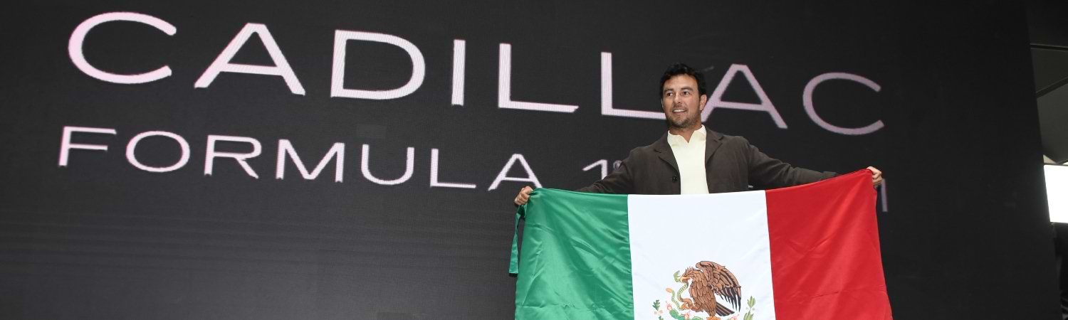 Checo Perez sosteniendo bandera de Mexico tras su integracion al equipo de Cadillac de la F1