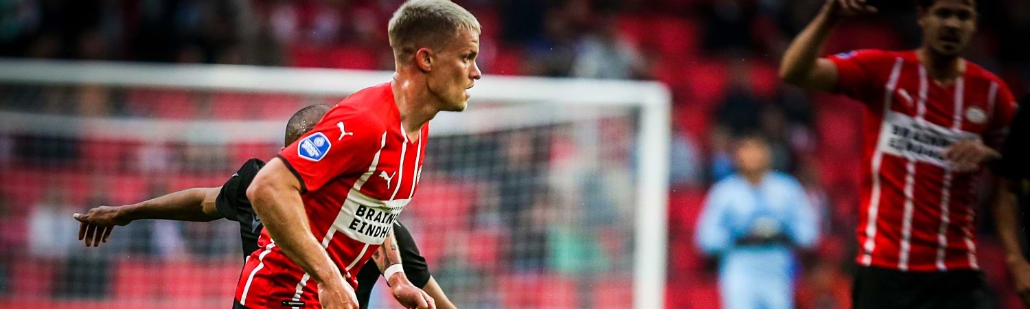 Philipp Max en acción durante un partido amistoso entre el PSV Einhoven y el PAOK FC