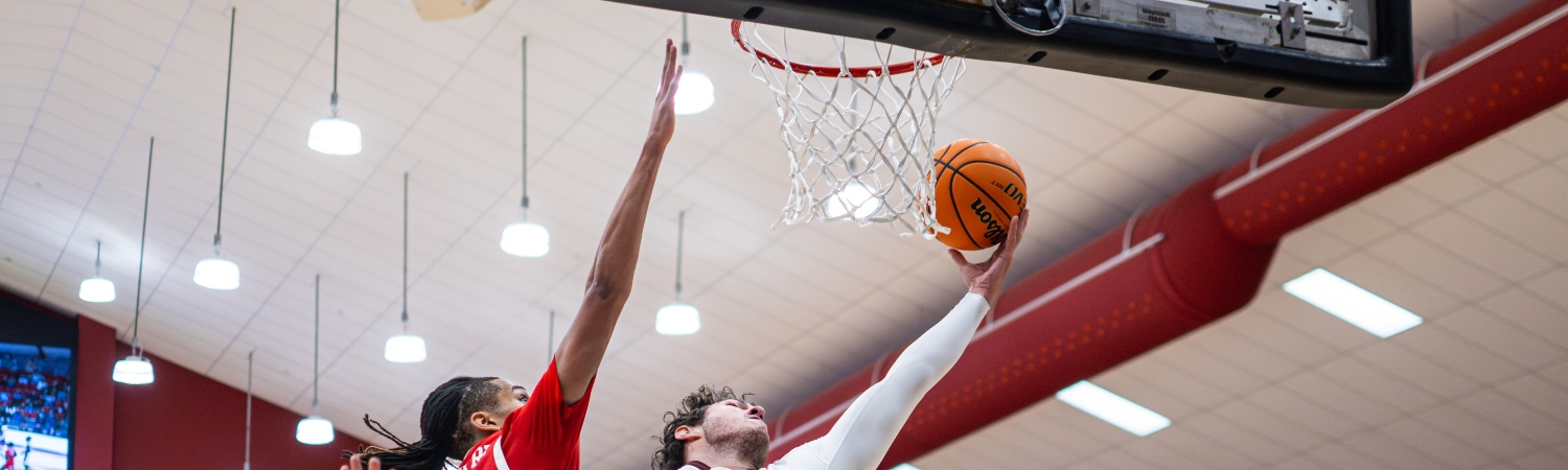 basquetball equipo encestando