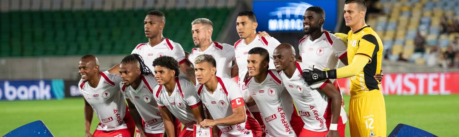 Equipo de Futbol America de Cali Conmebol 2025 alineados recibiendo condecoracion
