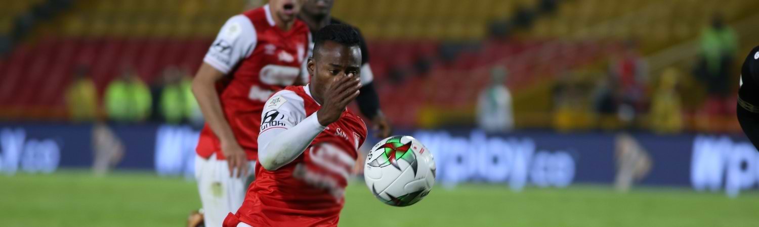 Independiente Santa Fe jugador carlos abroleda dominando el balon - 2