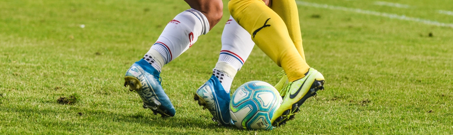 jugadores de futbol disputandose el balon