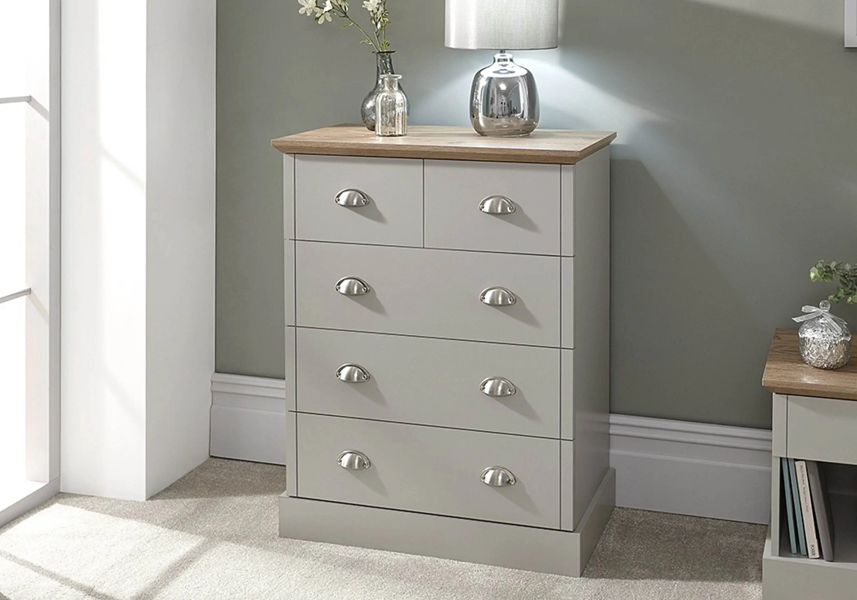 Grey chest of drawers with 5 drawers