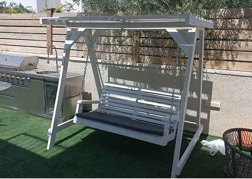 נדנדה גינה מעץ + גגון קשיח מעץ דגם לאונרדו 