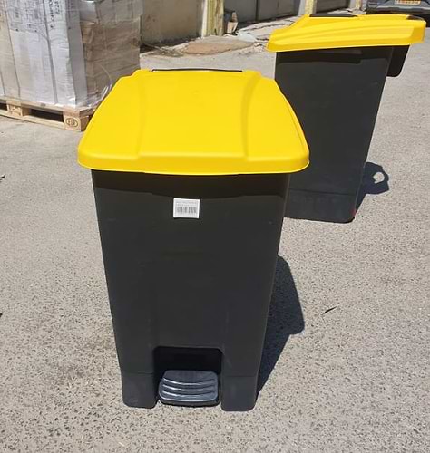 פח אשפה שחור 80 ליטר עם רגלית  