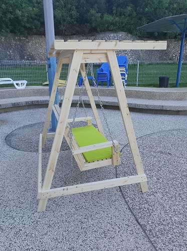 נדנדה גינה מעץ + גגון קשיח מעץ דגם לאונרדו 