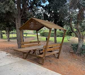שולחן קק"ל מונגש לנכים מקורה XL עם משענות גב