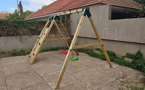 מתקן נדנדת עץ פעילה לילדים