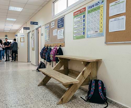 ספסל למידה מוסדי צמוד קיר