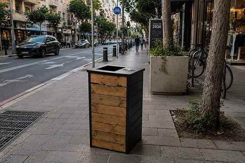 עבור מותג GARDENSALE: אשפתון חוץ אקסקלוסיבי דגם נטלי – שילוב מתכת ועץ אורן