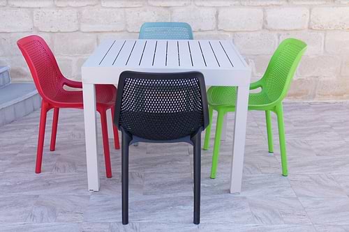 שולחן 90*90 אלומיניום לבן שלבים + 4 כסאות ספיר