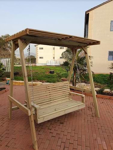 נדנדה גינה מעץ + גגון קשיח מעץ דגם לאונרדו 