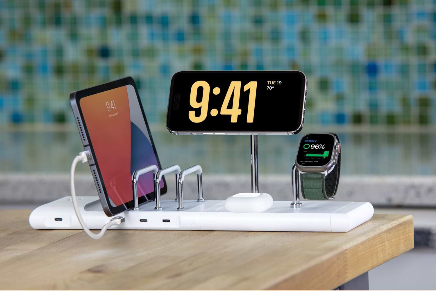 ipad, iphone and Apple Watch charging via Scosche modular charging station
