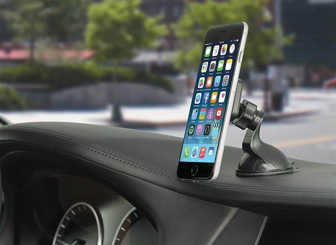 magicmount pro dash iphone mounted to car dash via Scosche magicmount pro dash mount