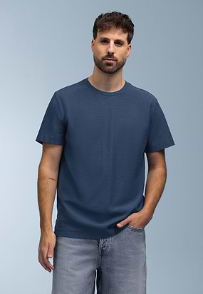 Katoenen-T-shirt-met-rubberbadge