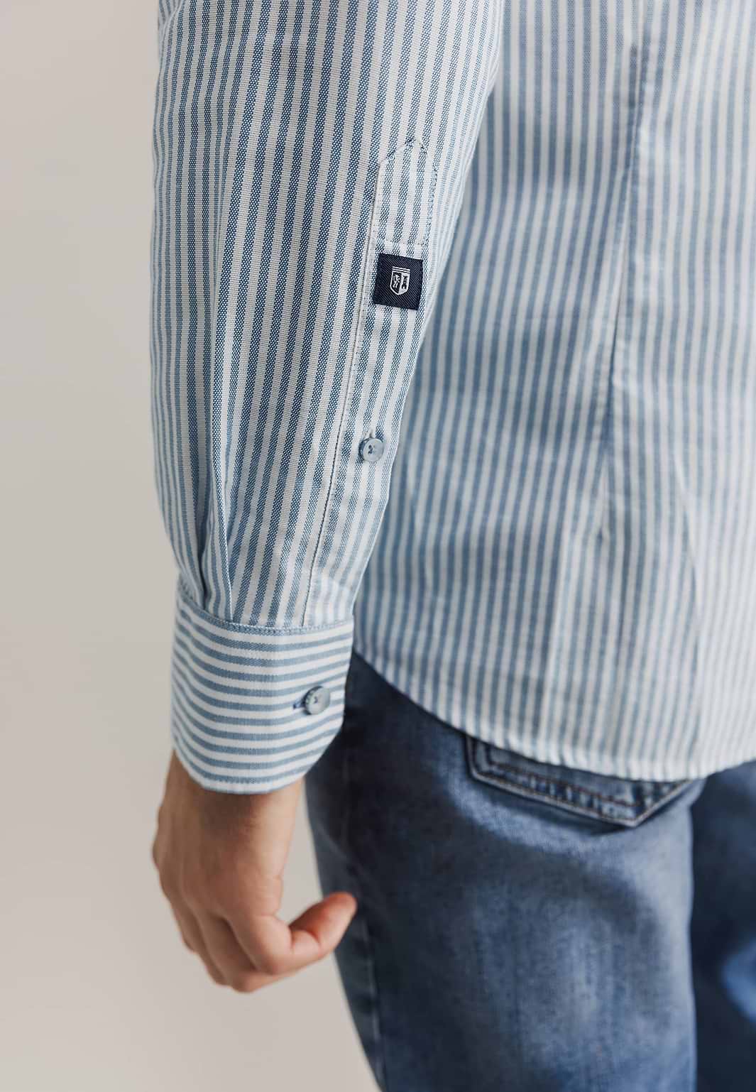 Chemise-Oxford-avec-motif-à-rayures