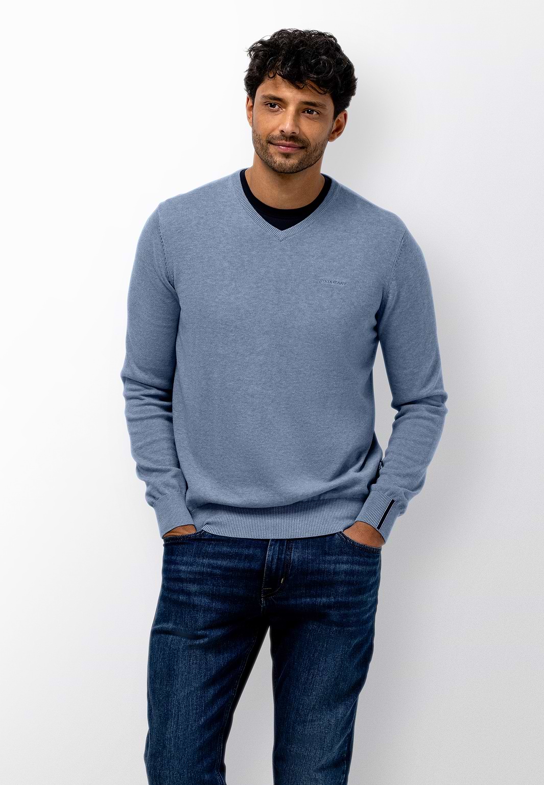 Pull-en-maille-fine-à-col-en-V